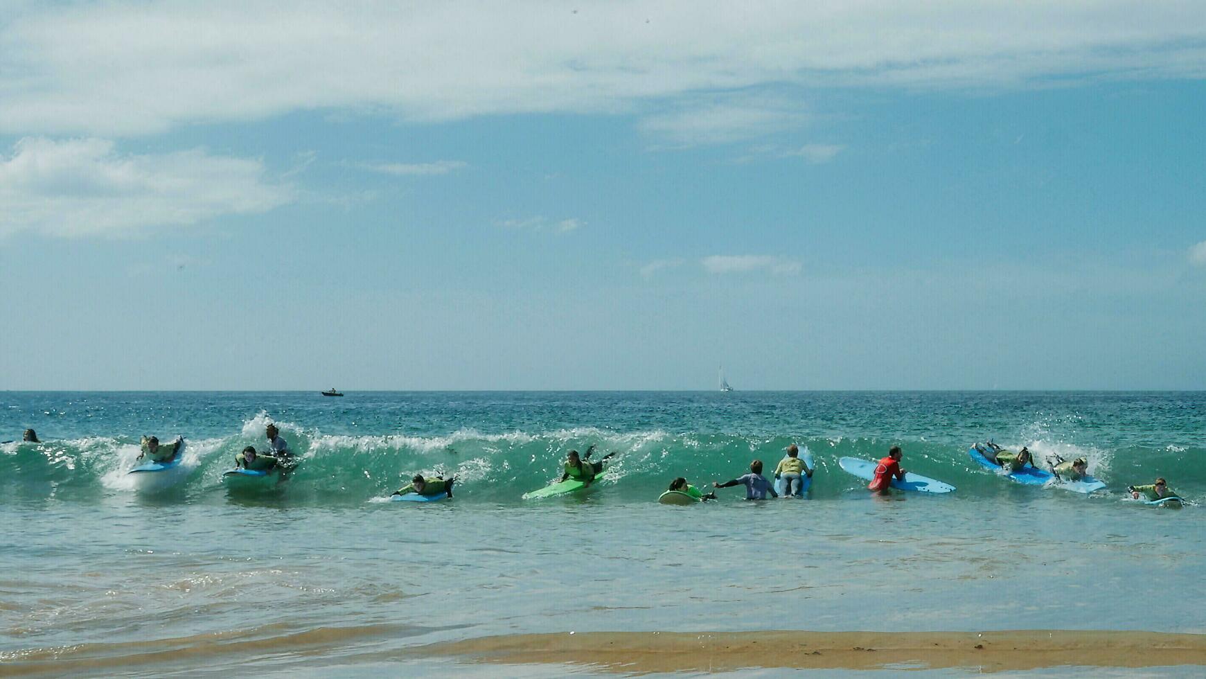 gruppo di giovane surfers a carcavelos spiaggia vicino Lisbona, Portogallo durante un' estate giorno foto