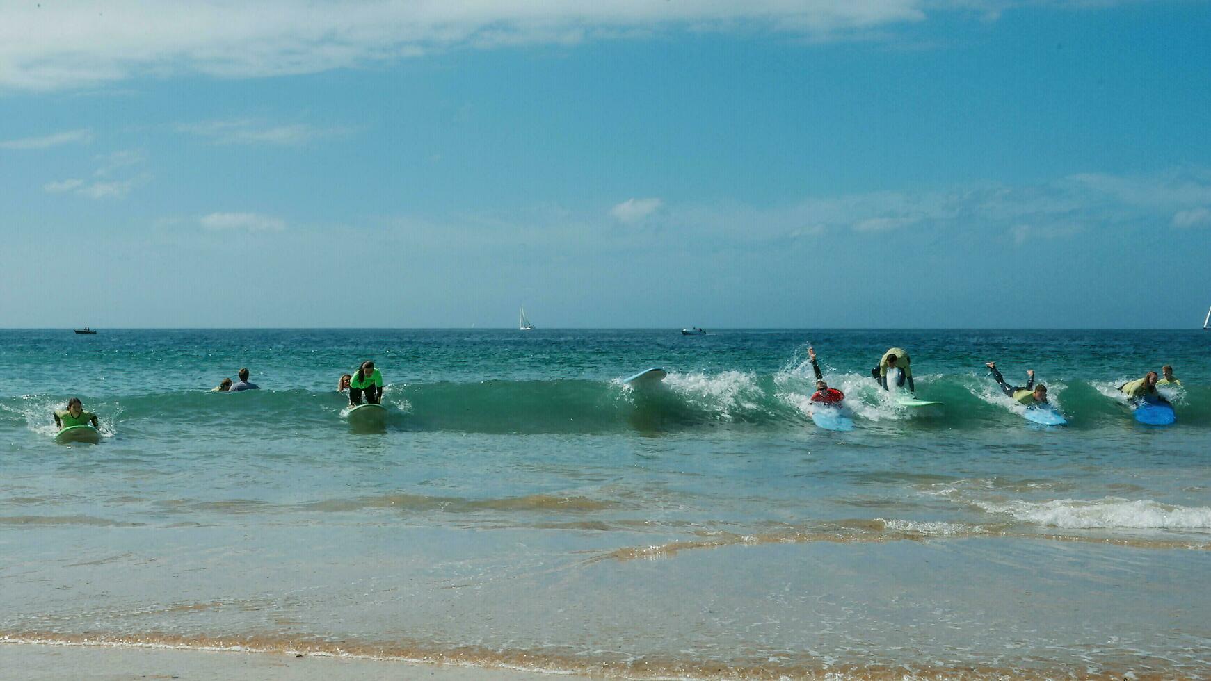 gruppo di giovane surfers a carcavelos spiaggia vicino Lisbona, Portogallo durante un' estate giorno foto