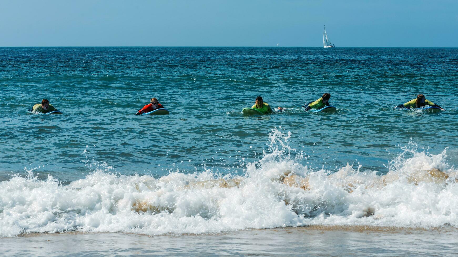 gruppo di giovane surfers a carcavelos spiaggia vicino Lisbona, Portogallo durante un' estate giorno foto