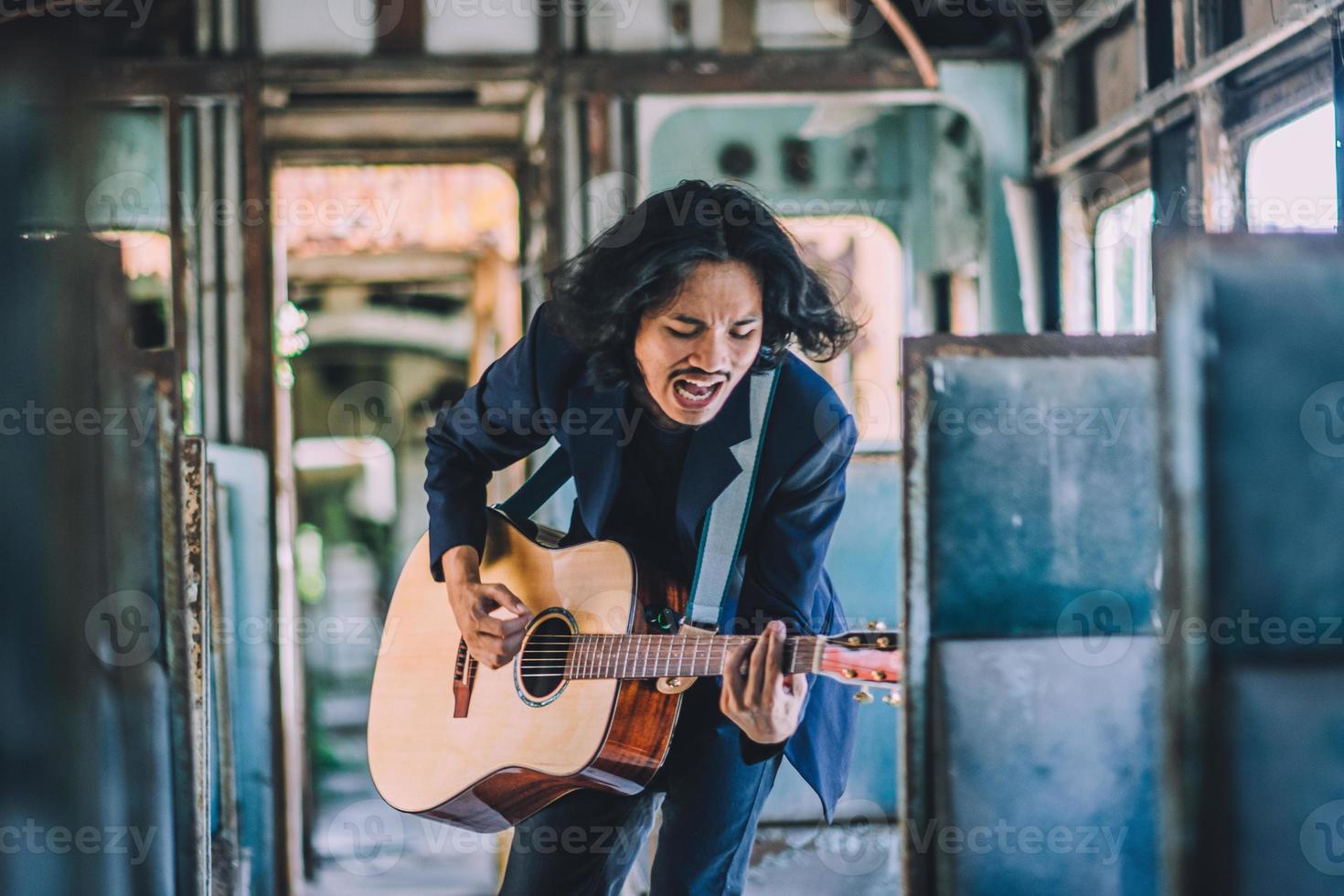 l'uomo suona la chitarra rock così eccitato intrattenimento musicale, l'uomo suona la chitarra sul treno on foto