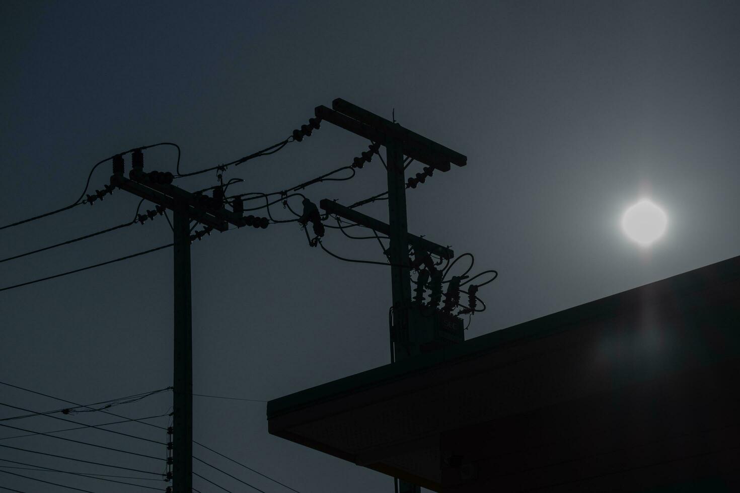 ombre riflessa su il lampioni e sega un' piccolo quantità di luce del sole filtrando attraverso il nebbia. foto