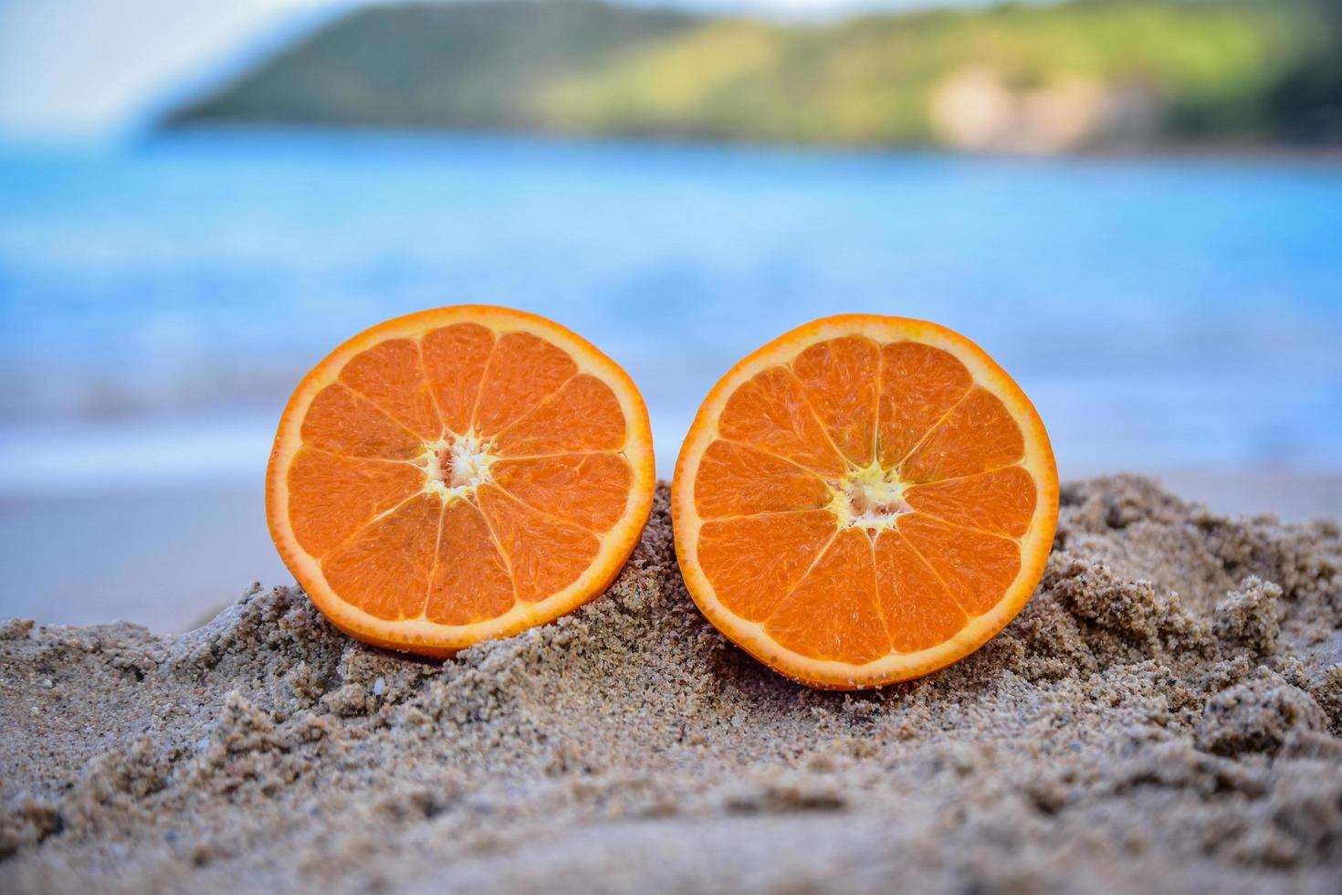 l'arancia è sullo sfondo della spiaggia vista mare, concetto di vacanza estiva holiday foto