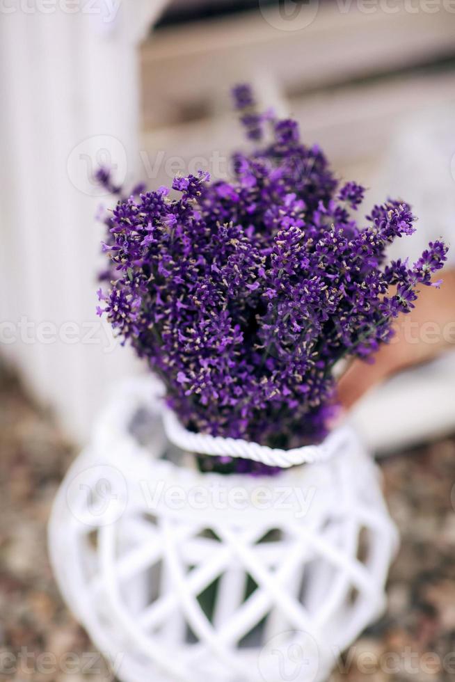 mucchio di mazzi di fiori di lavanda su una vecchia panca di legno in un giardino estivo. bouquet di lavanda foto