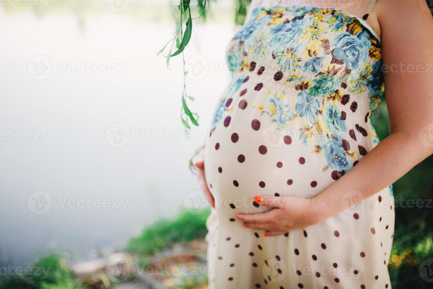 donna incinta in un bel vestito. concentrarsi sull'addome. foto