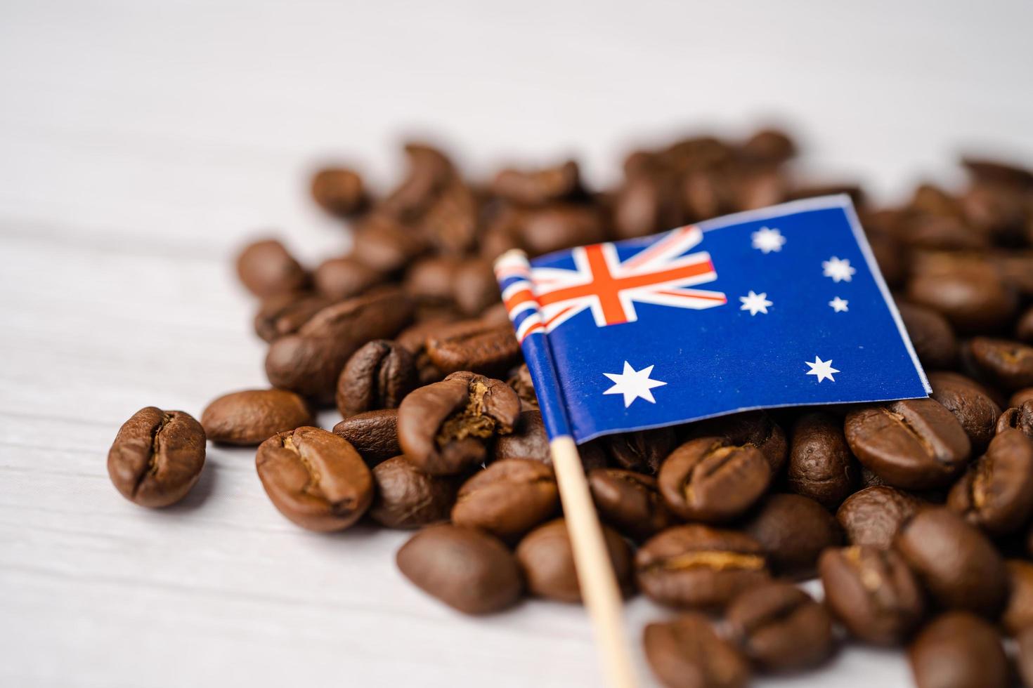 bandiera dell'australia sui chicchi di caffè, concetto di cibo per bevande import export. foto