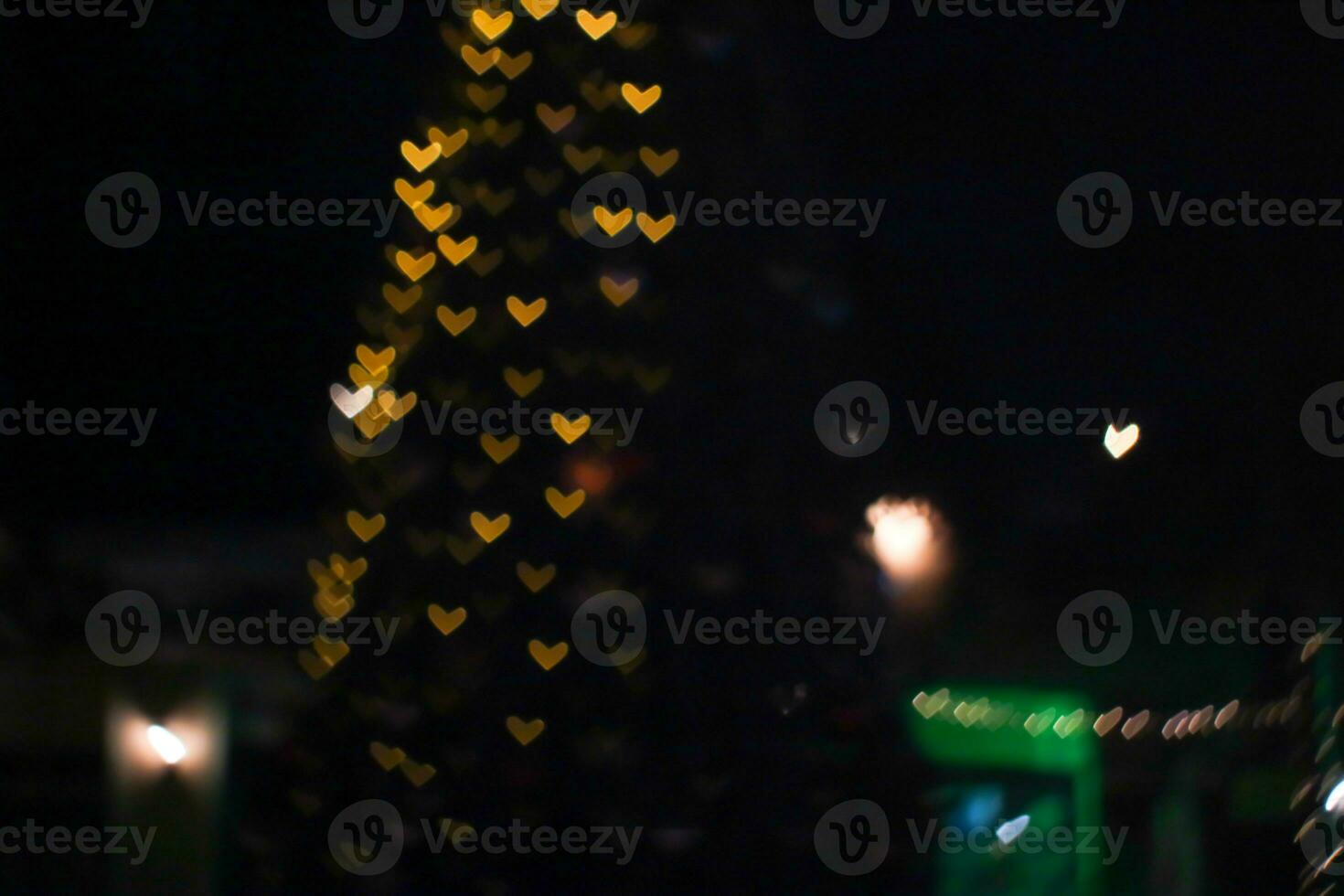 giallo bokeh e sfocatura cuore forma amore San Valentino giorno colorato notte leggero su albero foto