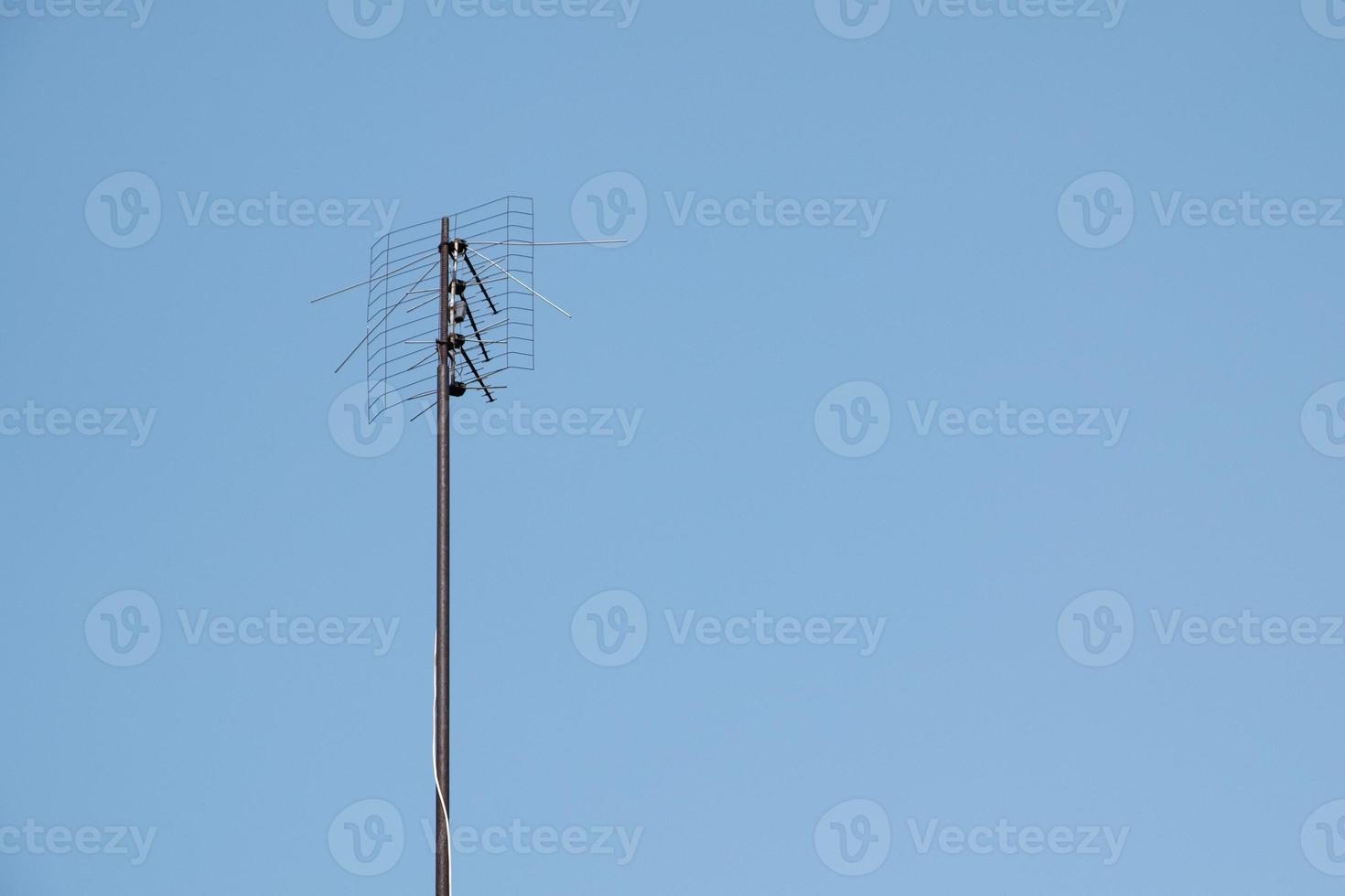 antenna tv contro il cielo con copia spazio foto