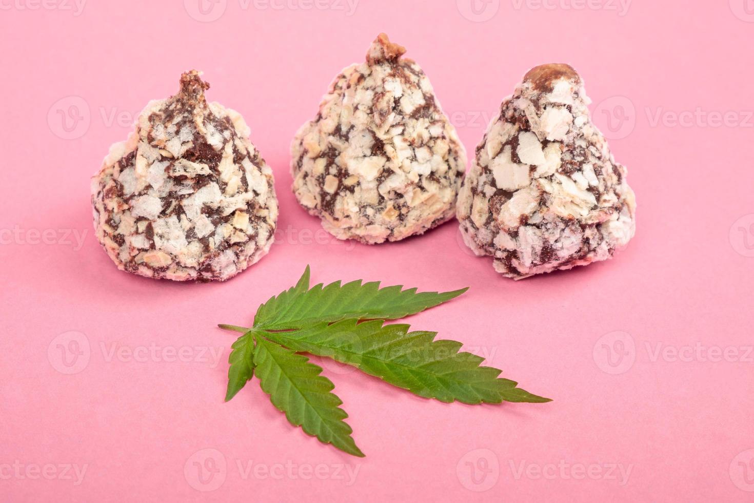 foglia di cannabis e cioccolatini dolci, cibo alla marijuana foto