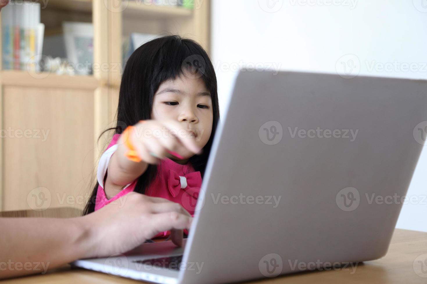 ragazzo con la tecnologia foto