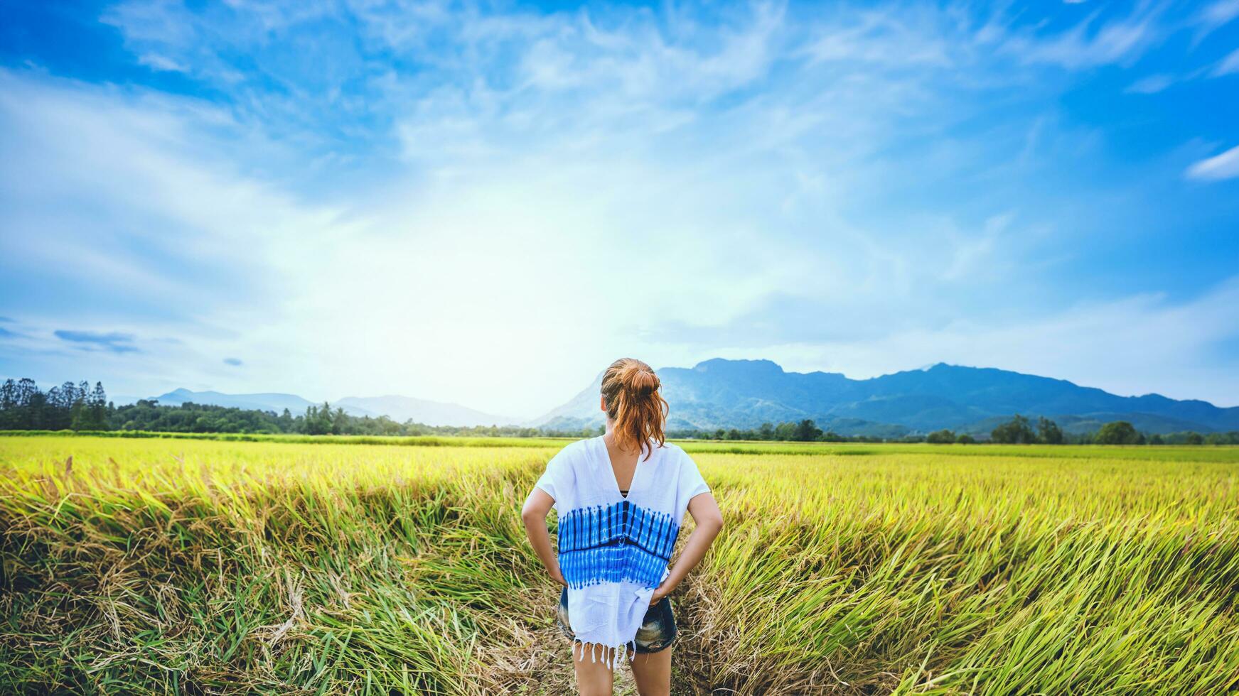 il viaggio asiatico della donna si rilassa nella vacanza. stand tocco naturale campo di montagna estate. in Thailandia foto