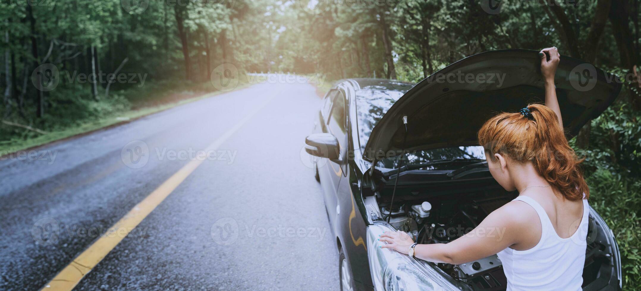 donne l'auto è stata rotta in autostrada. campagna. macchina rotta delle donne foto