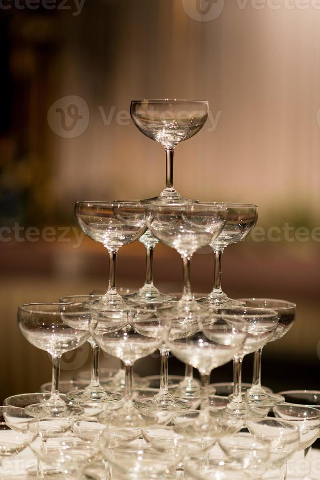 bicchiere di vino vuoto con sfondo sfocato foto