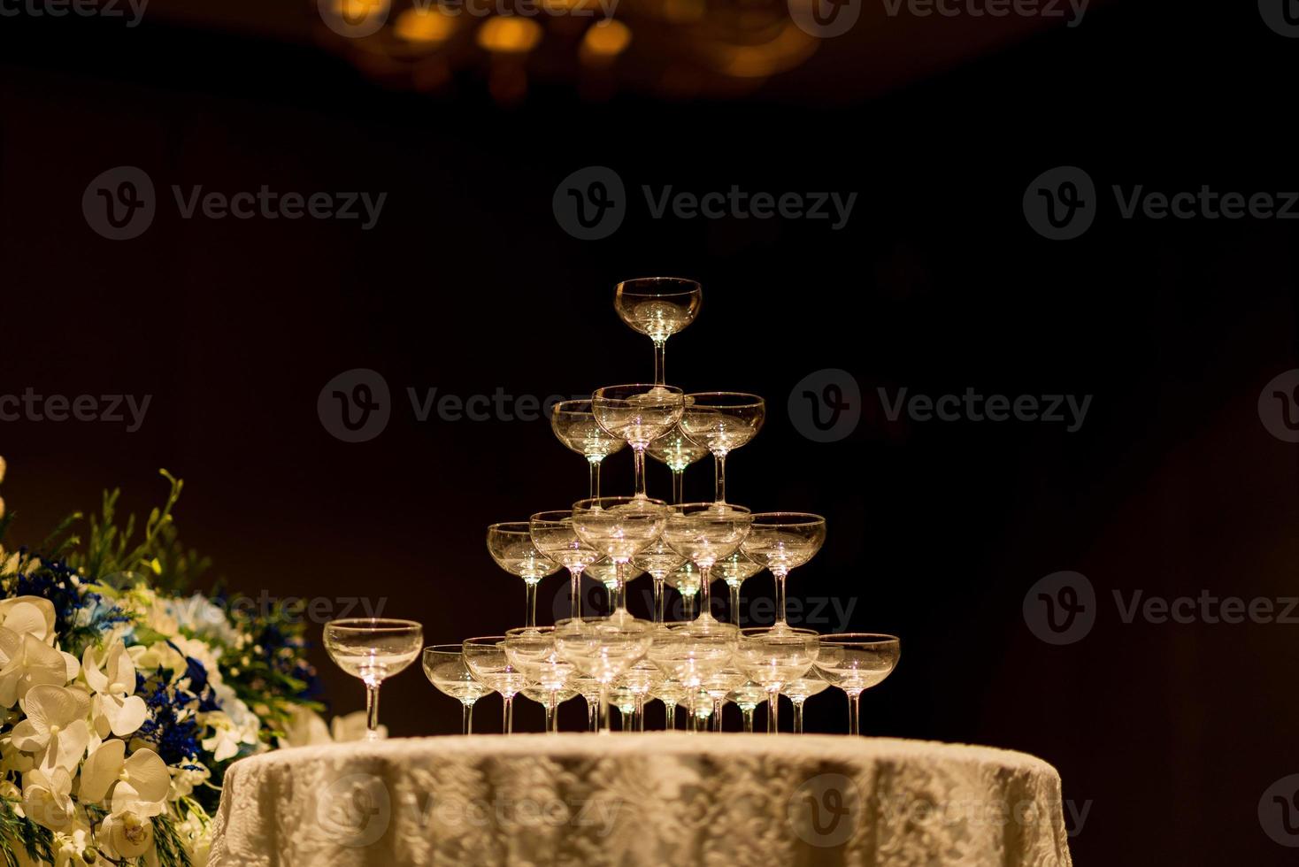 bicchiere di vino vuoto con sfondo sfocato foto