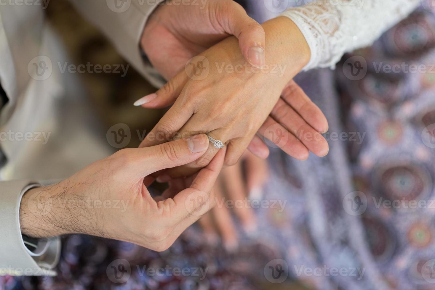 indossa un anello, una fede nuziale, una coppia d'amore foto