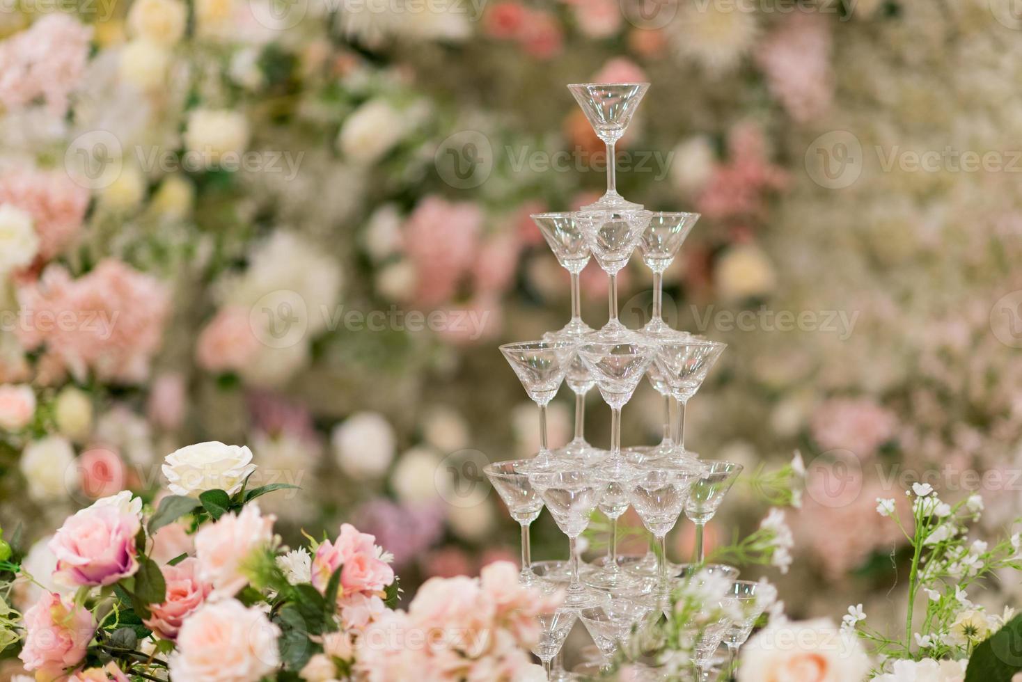 bicchiere di vino con sfondo bokeh, goditi la festa, bevi non guidare il concetto. festa di celebrazione foto