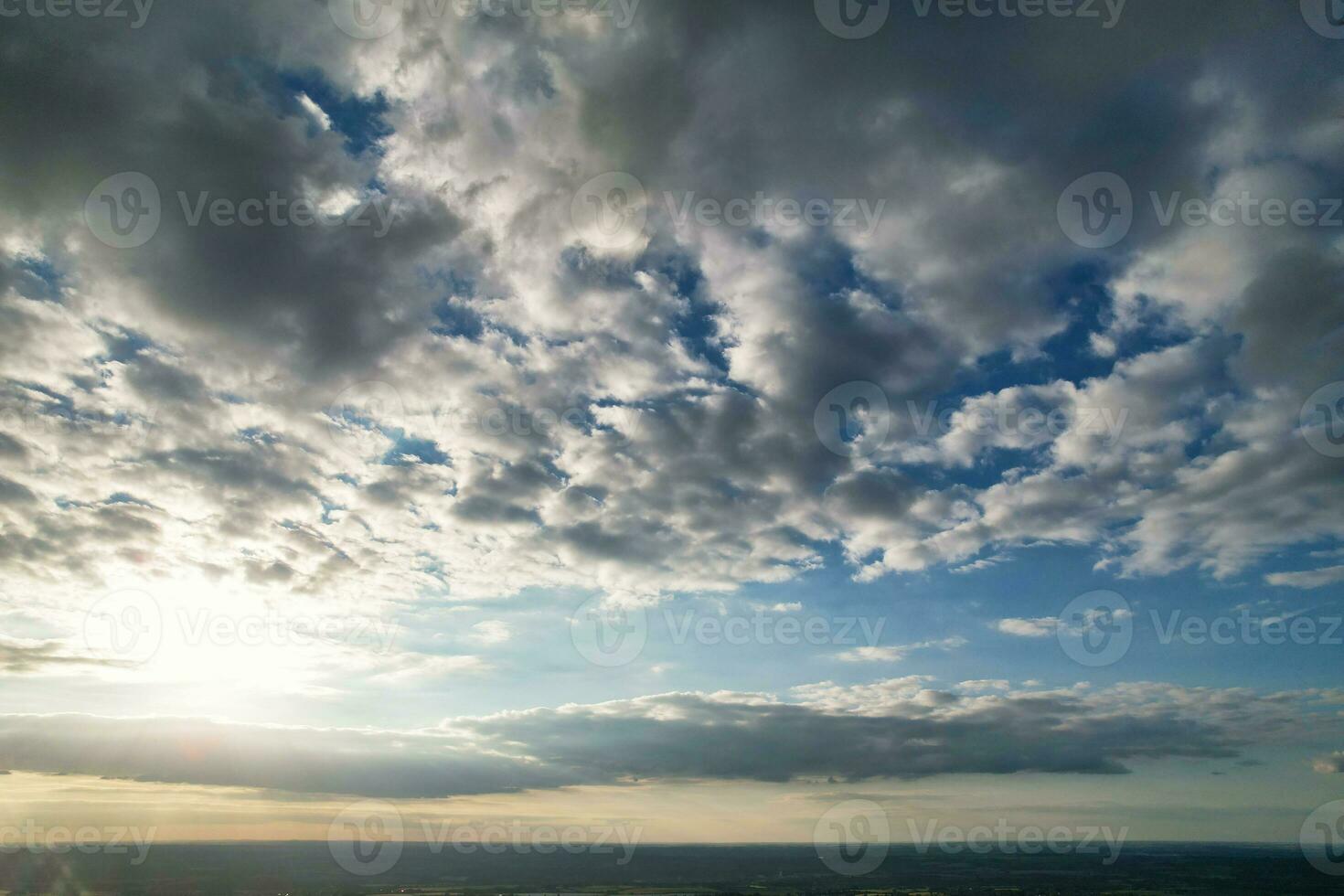 maggior parte bellissimo alto angolo Visualizza di drammatico cielo e nuvole al di sopra di Britannico campagna paesaggio durante tramonto foto