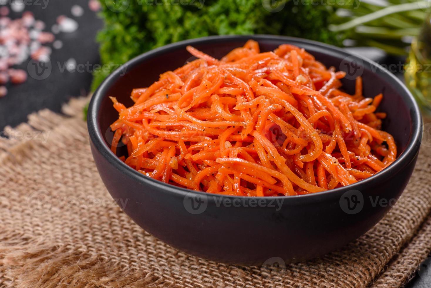 Deliziose carote piccanti succose coreane luminose in piatti di ceramica foto