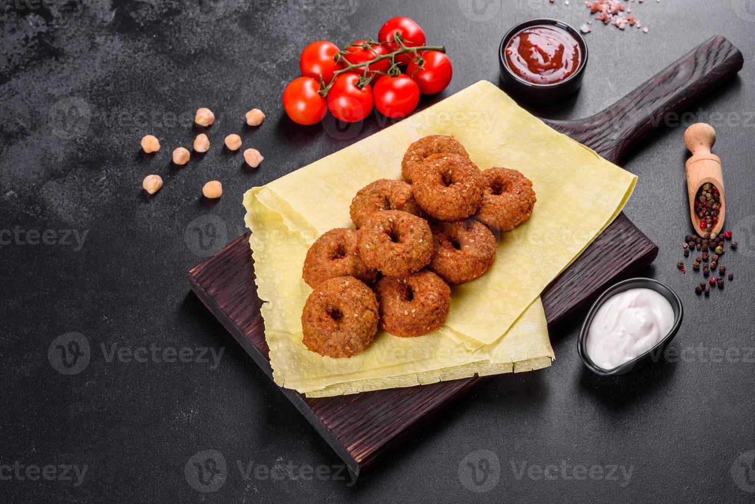 bellissimo delizioso falafel di ceci freschi con salse su uno sfondo di cemento foto