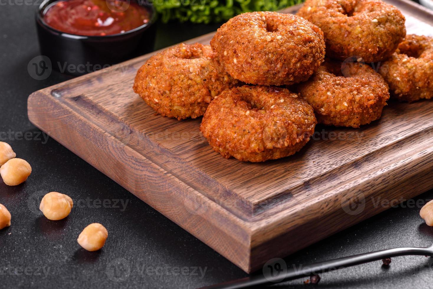 bellissimo delizioso falafel di ceci freschi con salse su uno sfondo di cemento foto