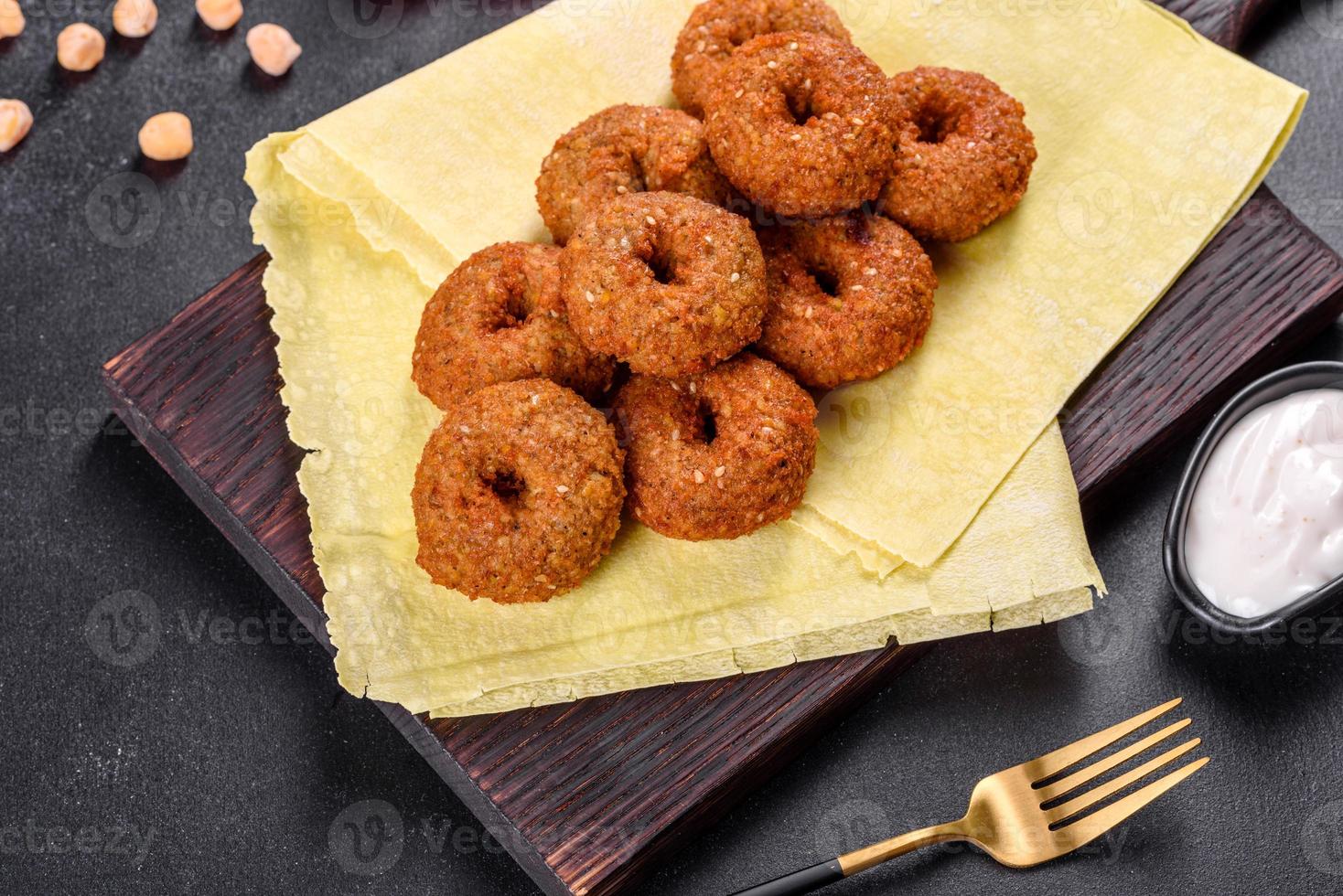 bellissimo delizioso falafel di ceci freschi con salse su uno sfondo di cemento foto