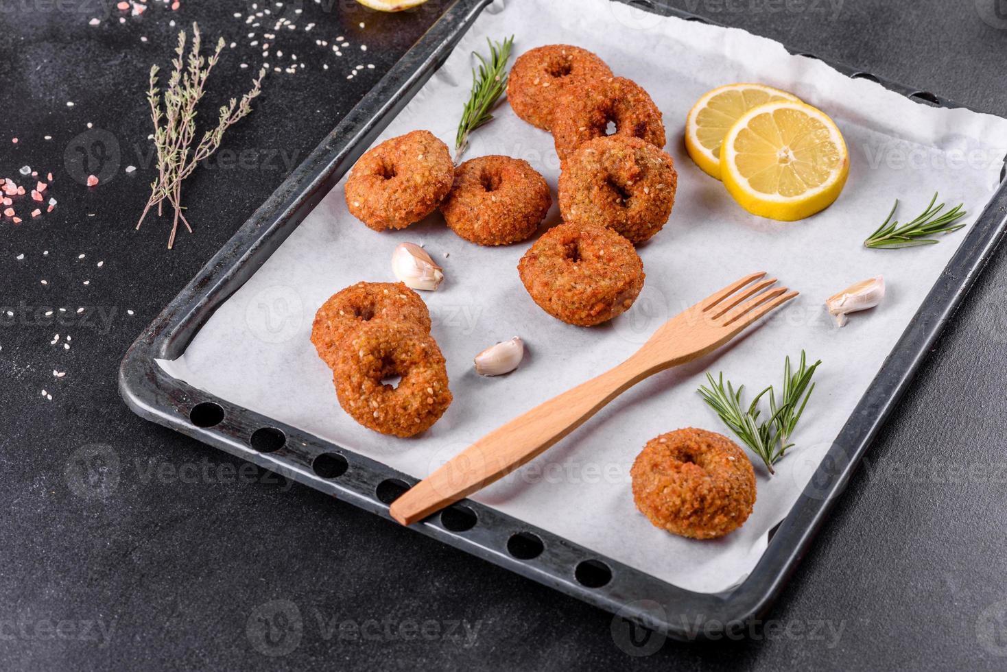 bellissimo delizioso falafel di ceci freschi con salse su uno sfondo di cemento foto