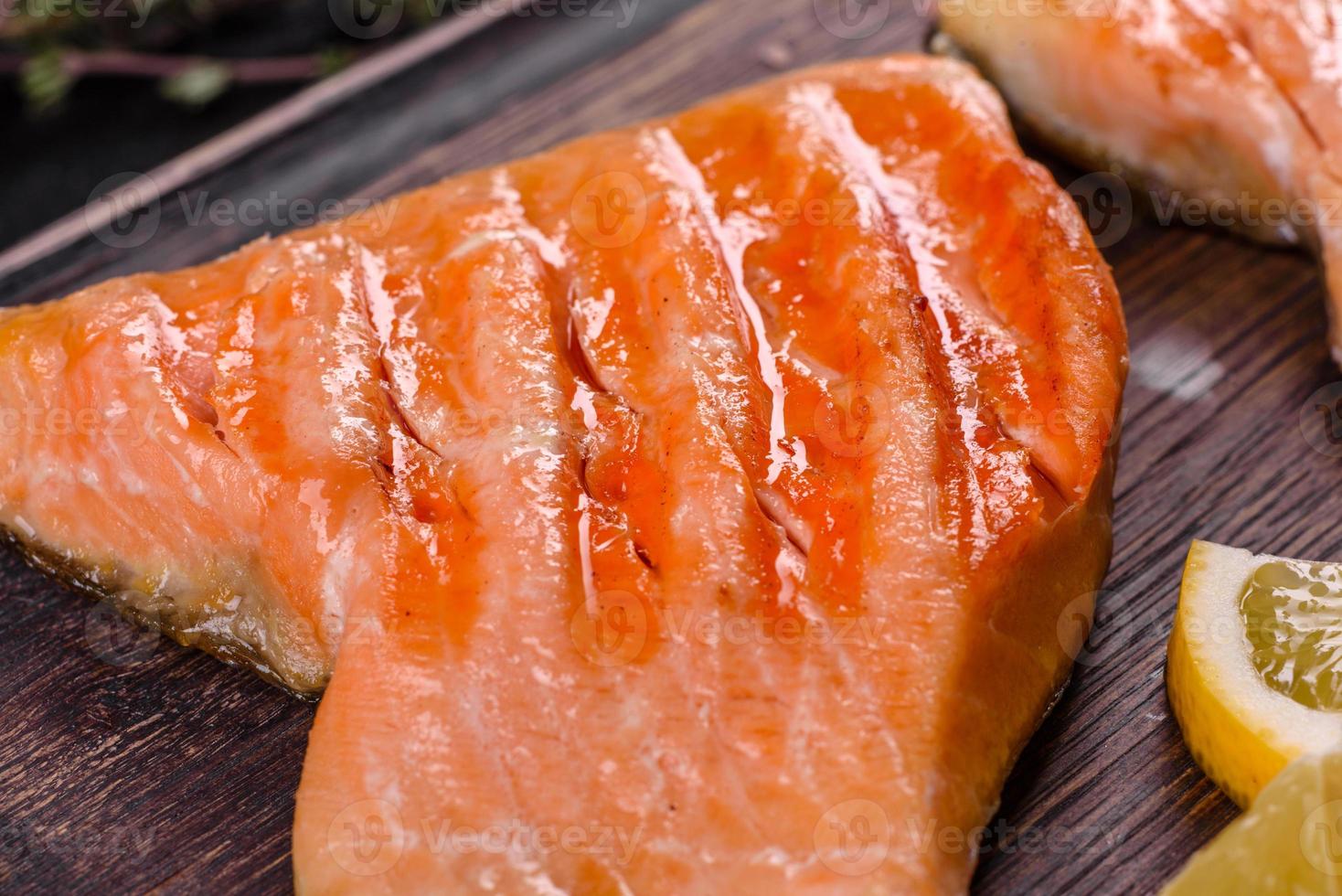 gustoso pesce rosso fresco salmerino al forno alla griglia foto