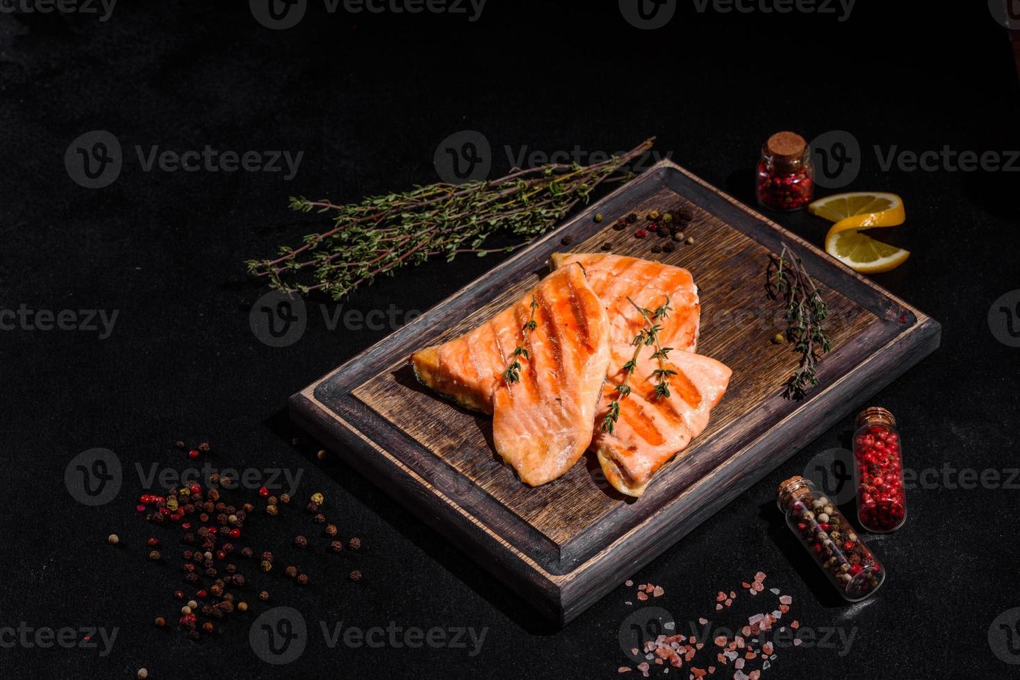gustoso pesce rosso fresco salmerino al forno alla griglia foto