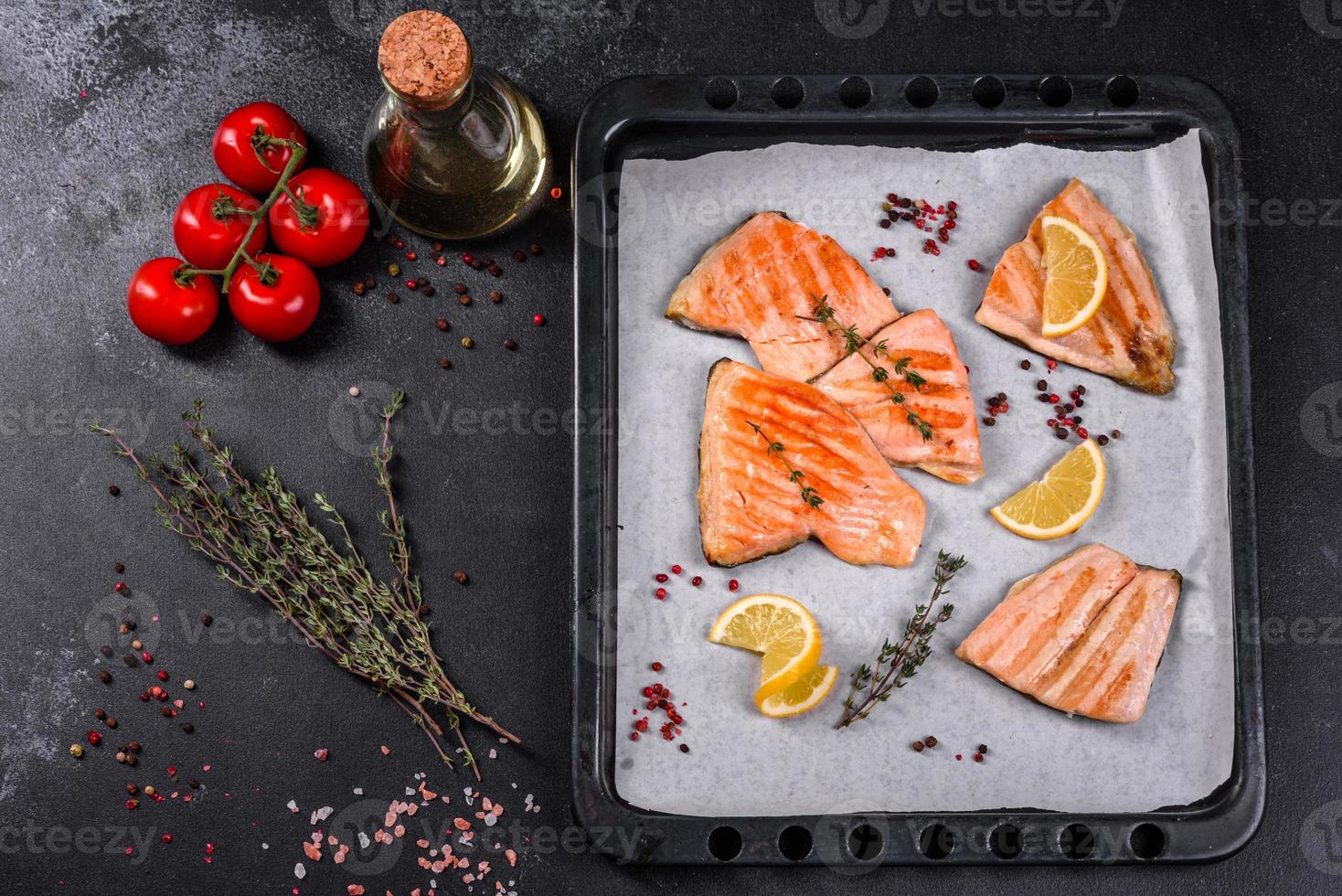 gustoso pesce rosso fresco salmerino al forno alla griglia foto