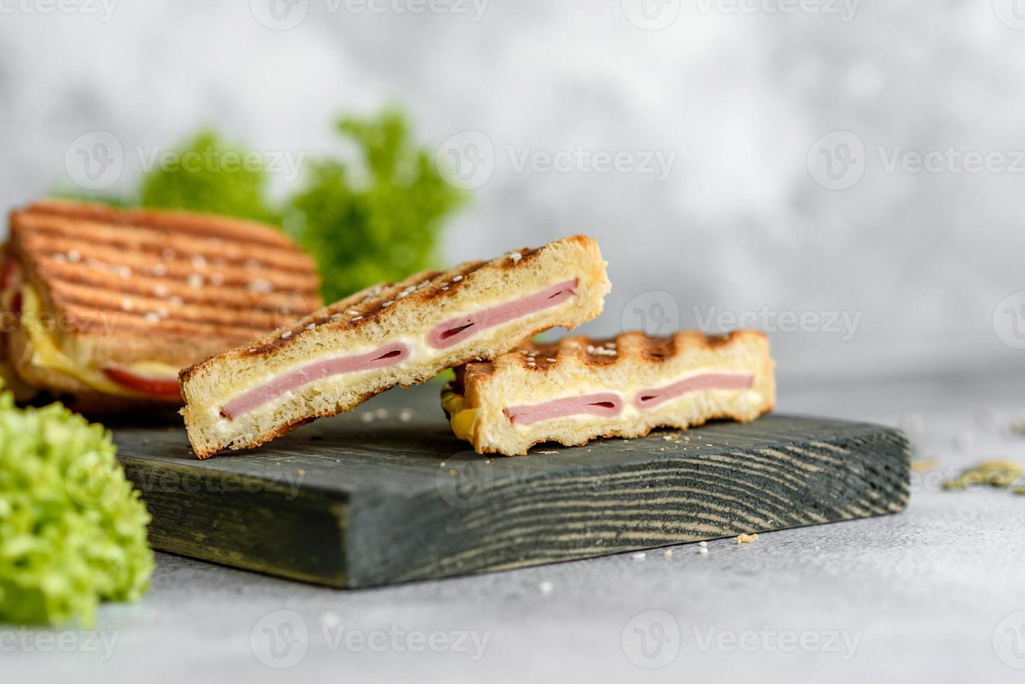 delizioso toast fresco alla griglia con formaggio e prosciutto foto