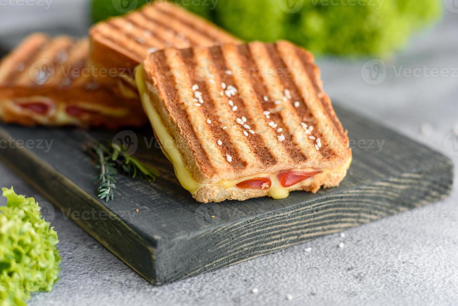 delizioso toast fresco alla griglia con formaggio e prosciutto foto