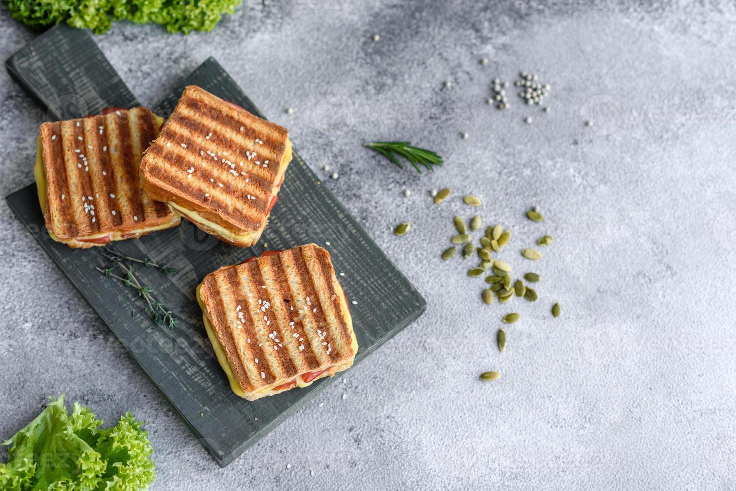 delizioso toast fresco alla griglia con formaggio e prosciutto foto