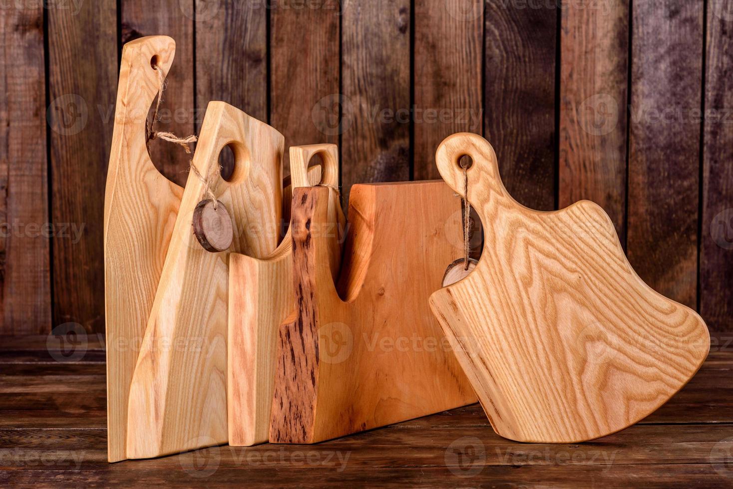 set di bellissimi taglieri in legno su un tavolo di legno foto