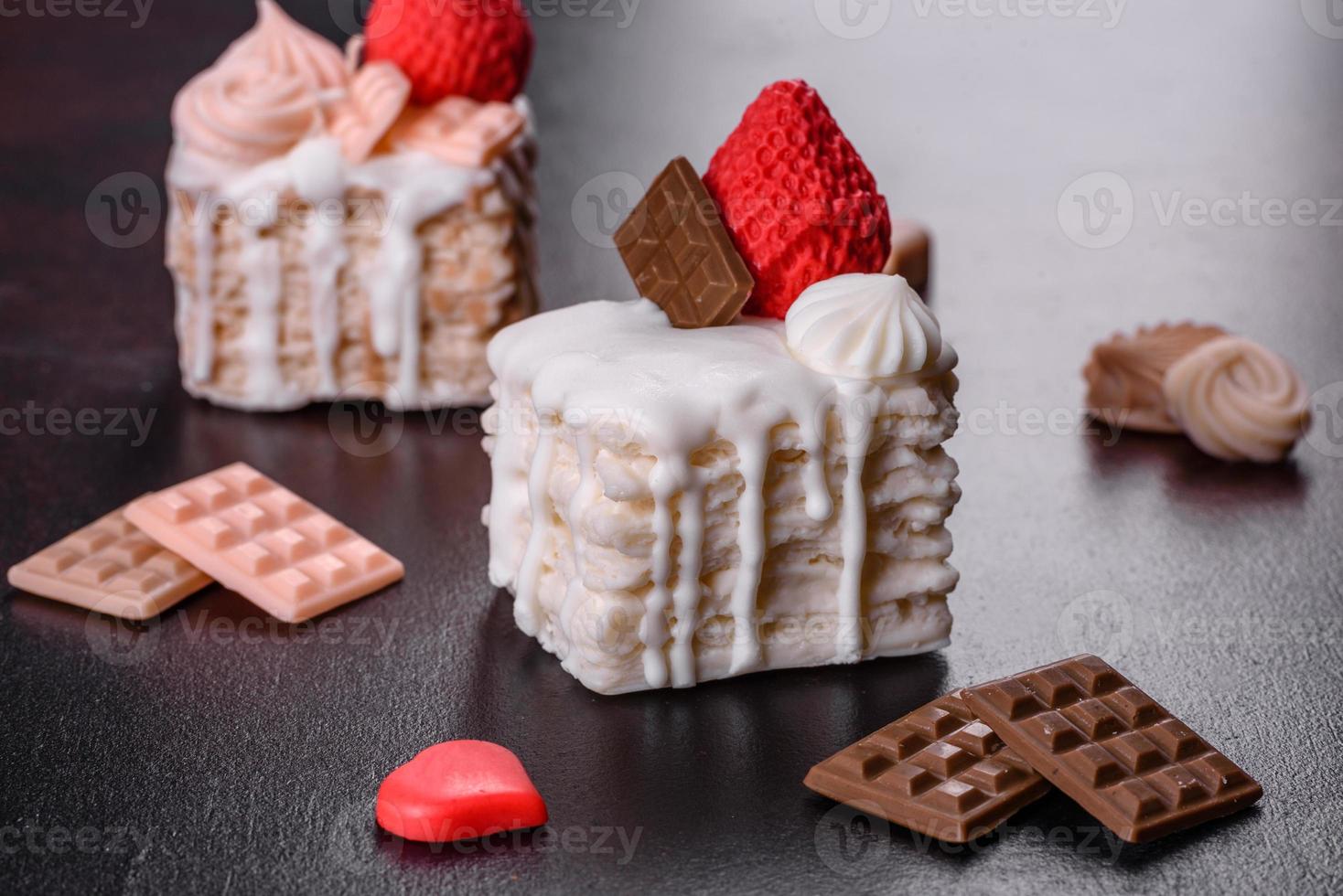 bellissimo sapone colorato e luminoso a forma di torta appetitosa foto