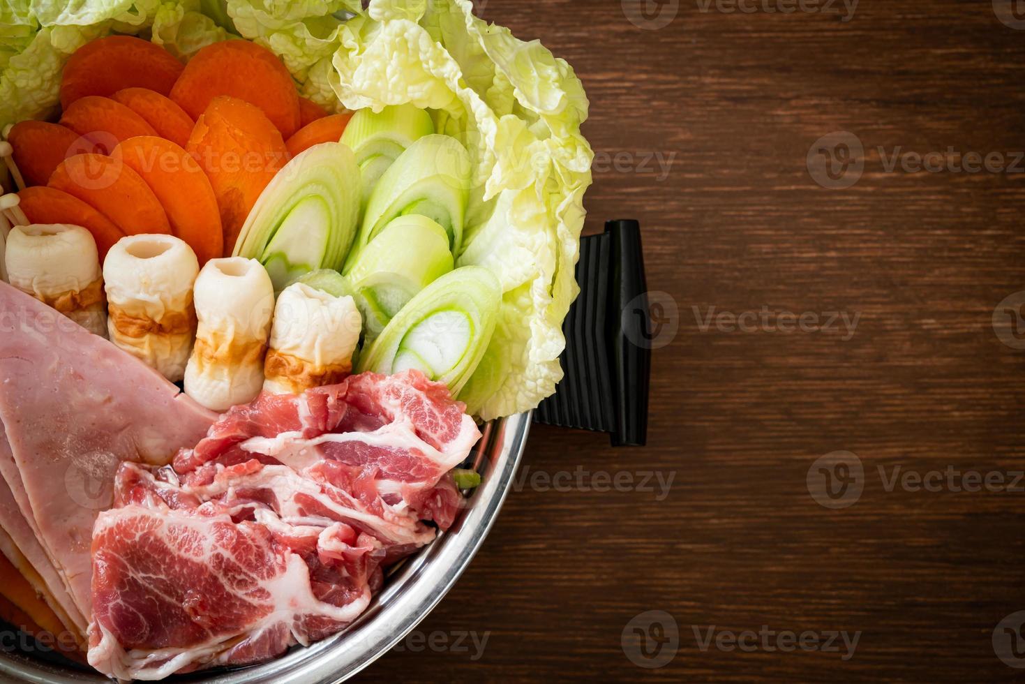 zuppa nera sukiyaki o shabu con carne cruda e verdure - stile alimentare giapponese foto