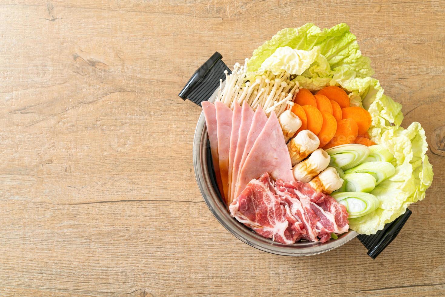 zuppa nera sukiyaki o shabu con carne cruda e verdure - stile alimentare giapponese foto