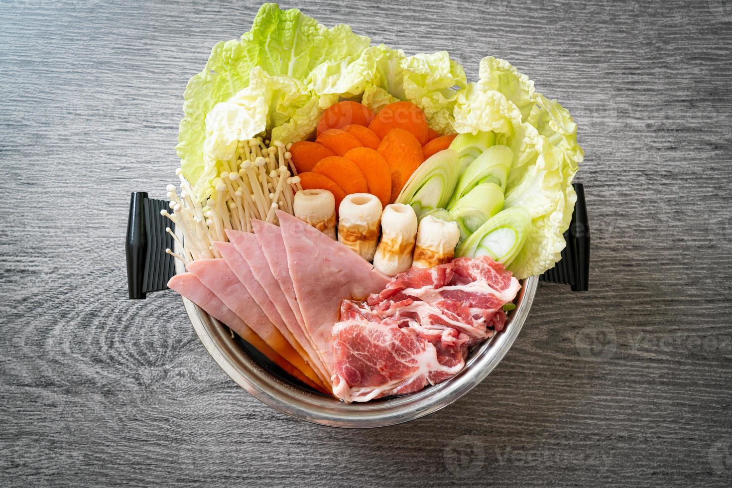 zuppa nera sukiyaki o shabu con carne cruda e verdure - stile alimentare giapponese foto
