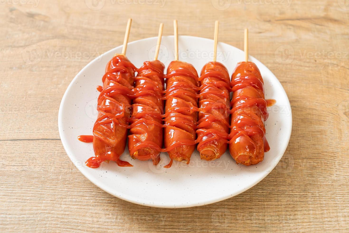 spiedino di salsiccia fritta con ketchup su un piatto bianco foto