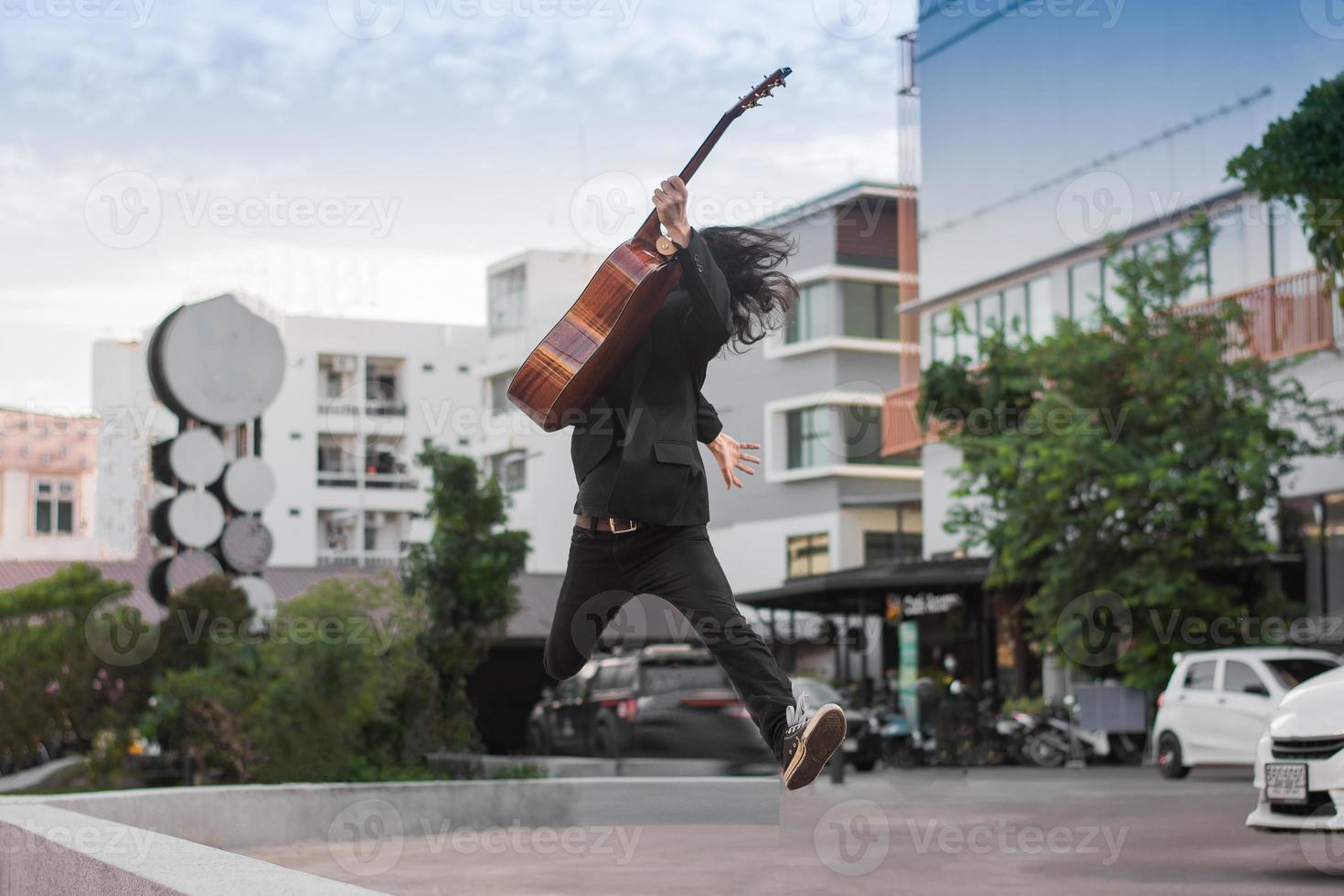 l'uomo canta una canzone e suona la chitarra all'aperto foto