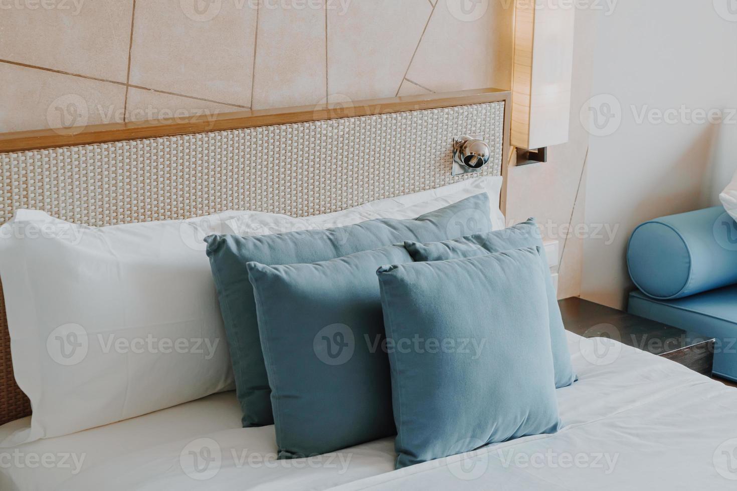 bella e confortevole decorazione del cuscino nell'interno della camera da letto foto