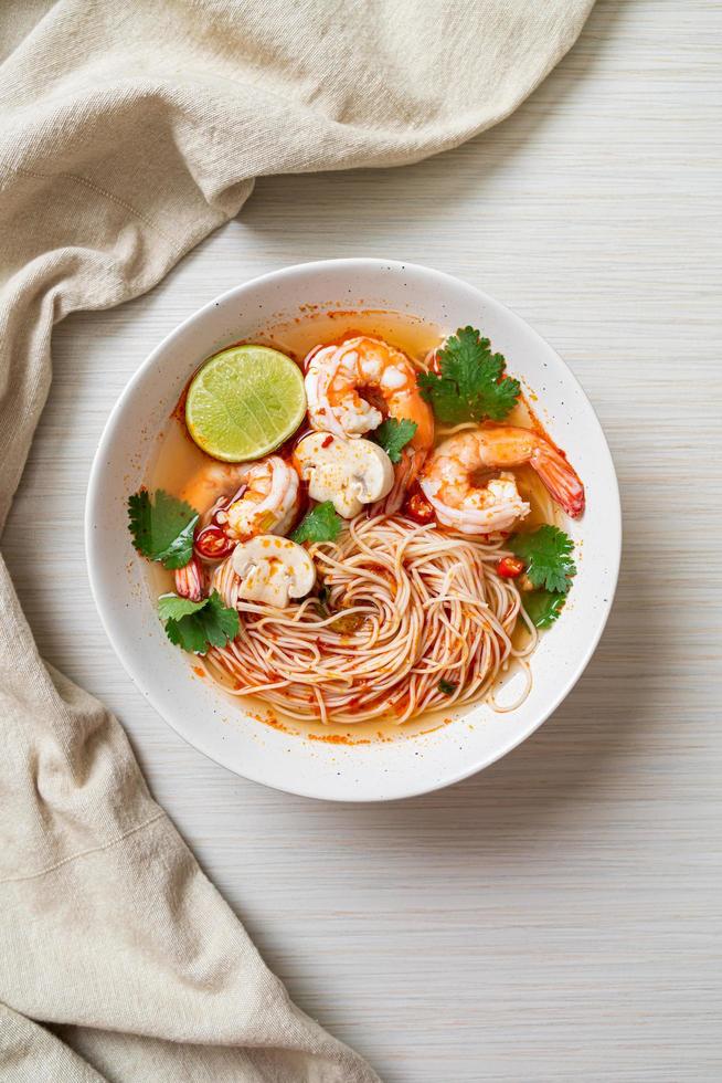 noodles con zuppa piccante e gamberi o tom yum kung - stile asiatico foto