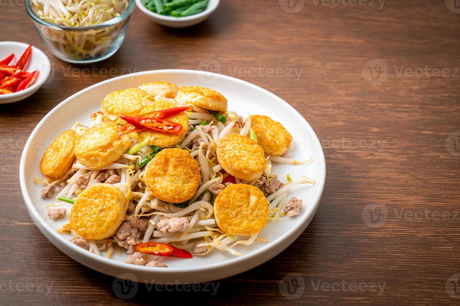 germogli di soia saltati in padella, tofu all'uovo e carne di maiale macinata - stile asiatico foto
