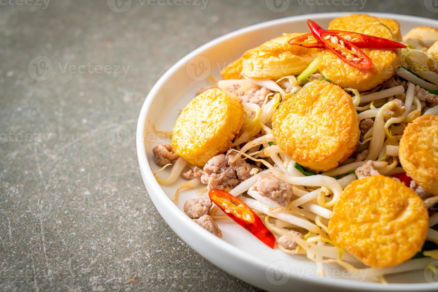 germogli di soia saltati in padella, tofu all'uovo e carne di maiale macinata - stile asiatico foto
