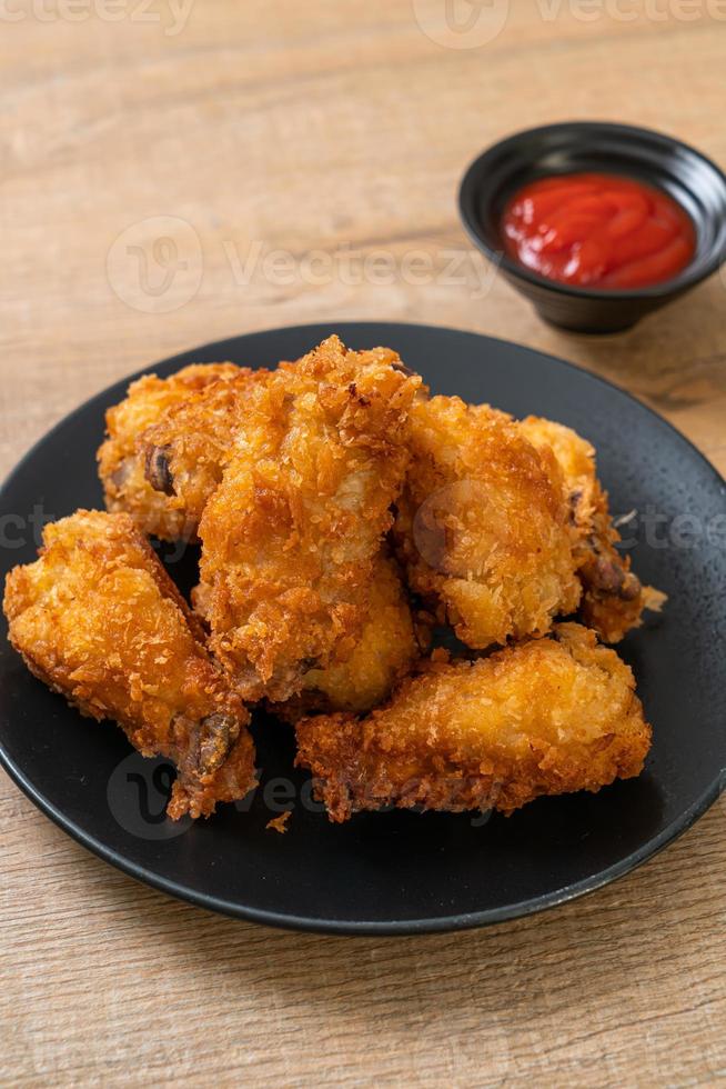 ali di pollo fritte con ketchup - cibo malsano foto