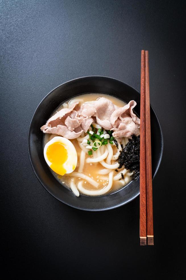 udon ramen noodles con zuppa di maiale - stile giapponese foto