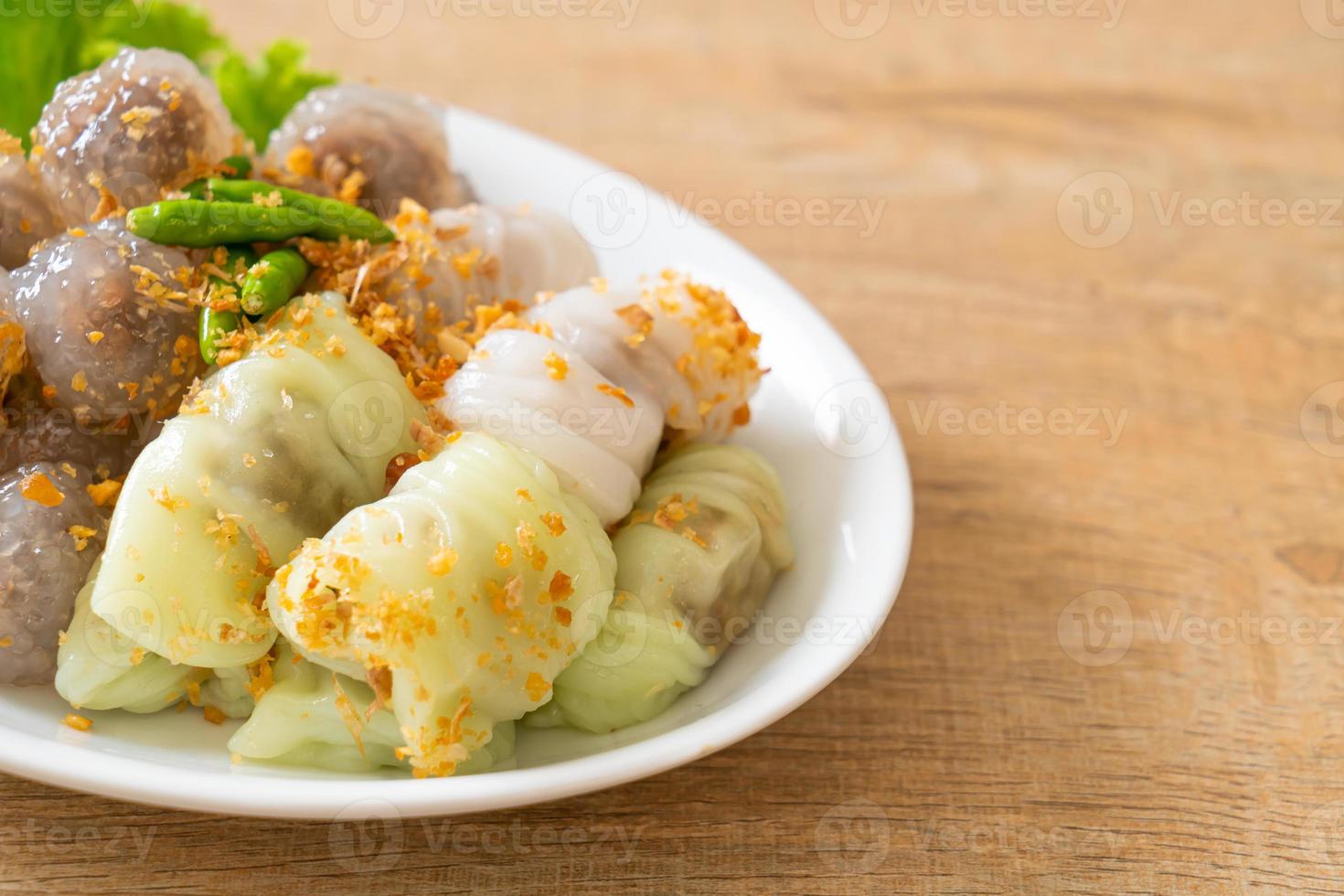 gnocchi di pelle di riso al vapore e gnocchi di tapioca al vapore con maiale foto