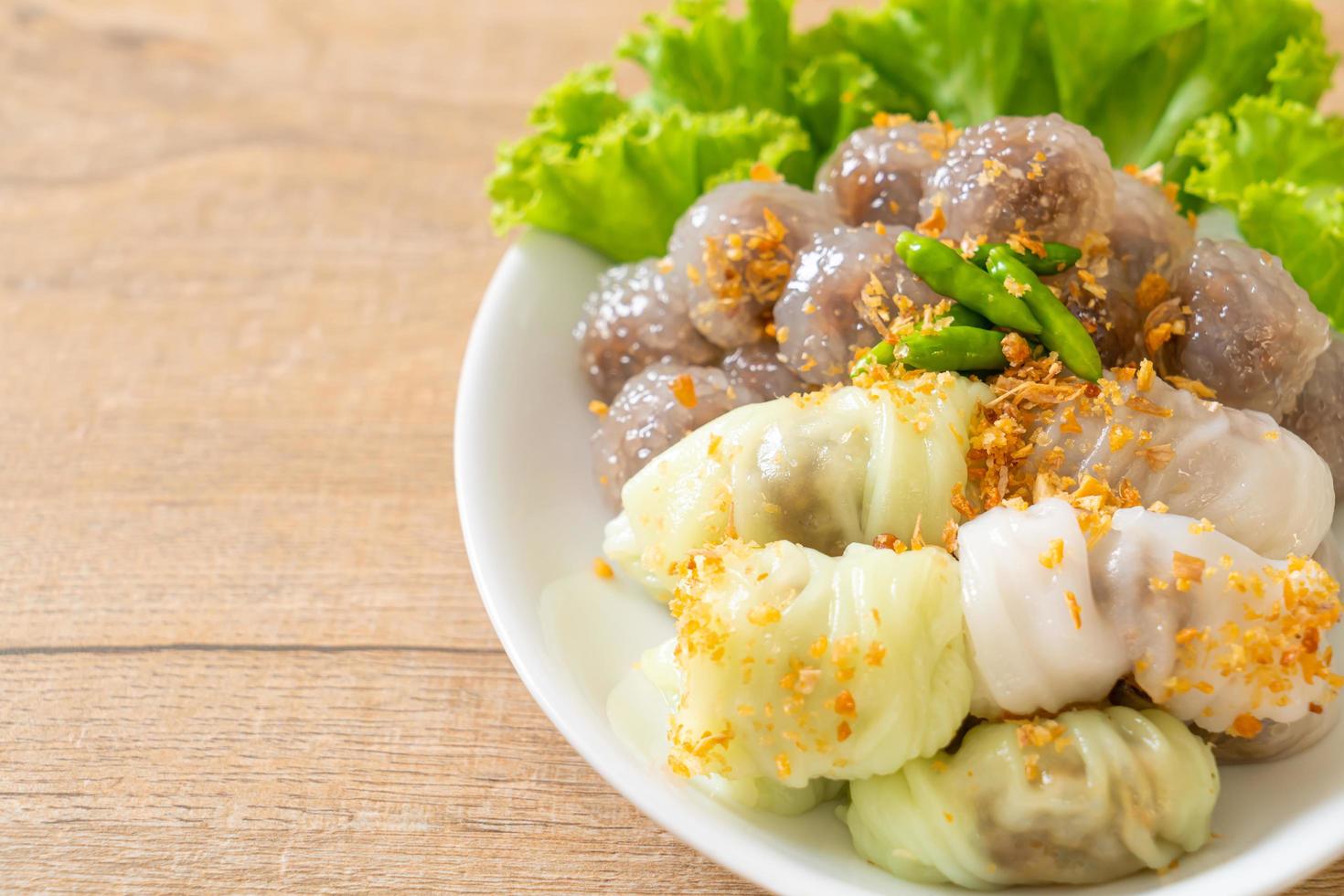 gnocchi di pelle di riso al vapore e gnocchi di tapioca al vapore con maiale foto