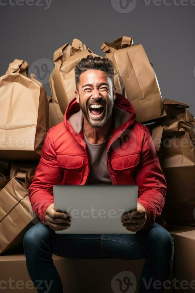 eccitato uomo apertura informatica settimana pacchi isolato su un' bianca sfondo foto
