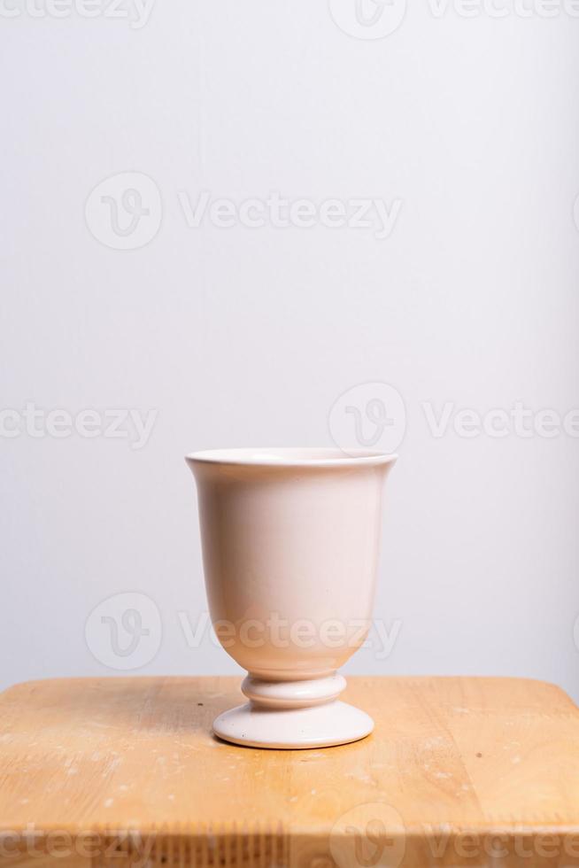 vaso di fiori di argilla vuoto e bello sul tavolo di legno foto
