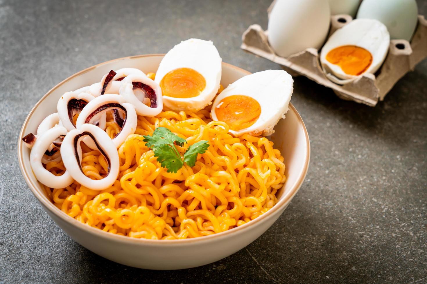 noodles istantanei sale sapore uovo con calamari o polpo ciotola foto