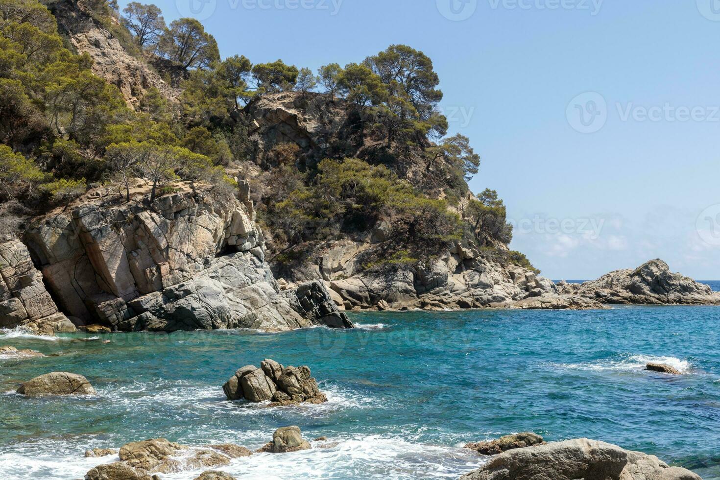 roccioso costa con lussureggiante verdura di costa brava, Spagna foto